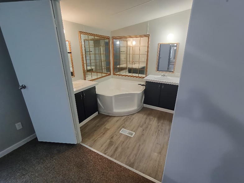 Building Photo - 47 Deerwood Park