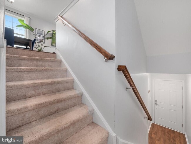 Building Photo - 131 Edgewater Ct