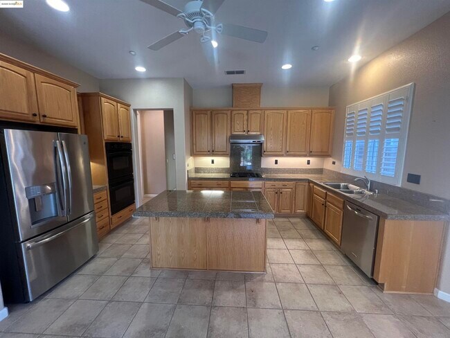 Building Photo - 613 Kenwood Dr