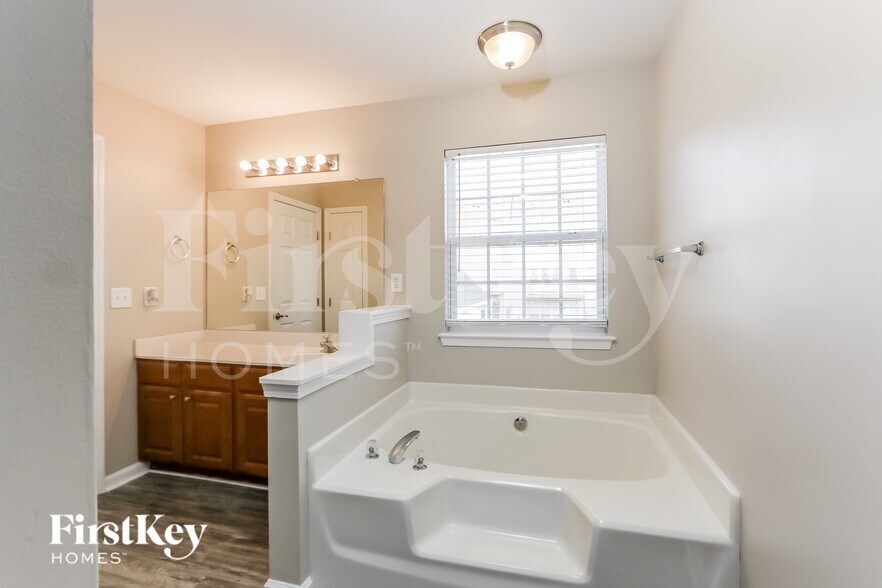 Building Photo - 11701 Kingsley View Dr