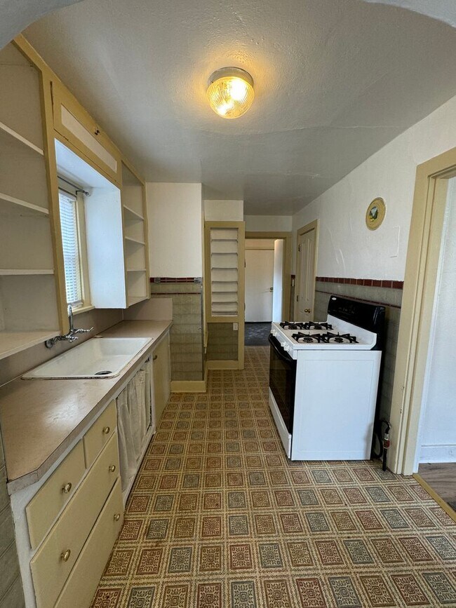 Building Photo - 2 bed 1 bath with view and basement