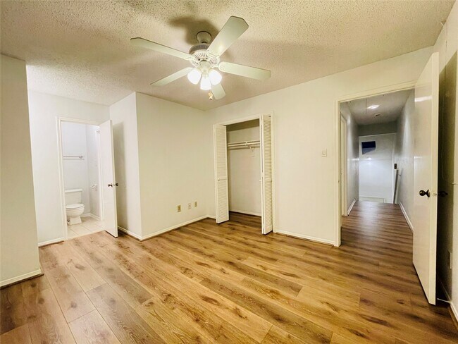 Building Photo - 13892 Hollowgreen Dr