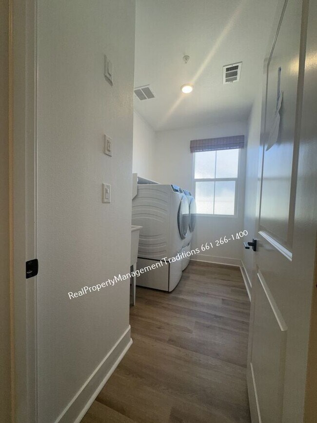 Building Photo - Modern Spacious 3 + 3 + Flex room