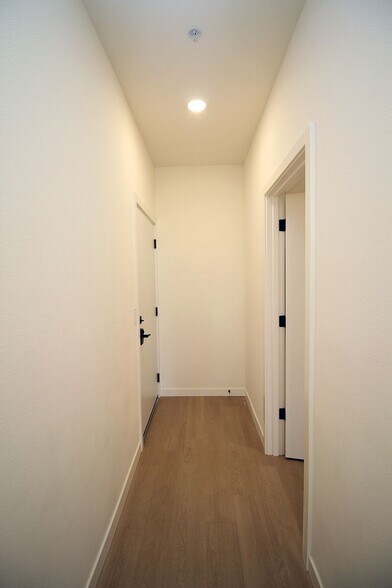 Building Photo - 7530 N Richmond Ave