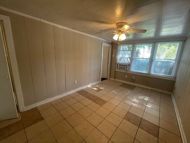 Building Photo - Cozy 1 Bedroom 1 Bath Downstairs Unit Read...