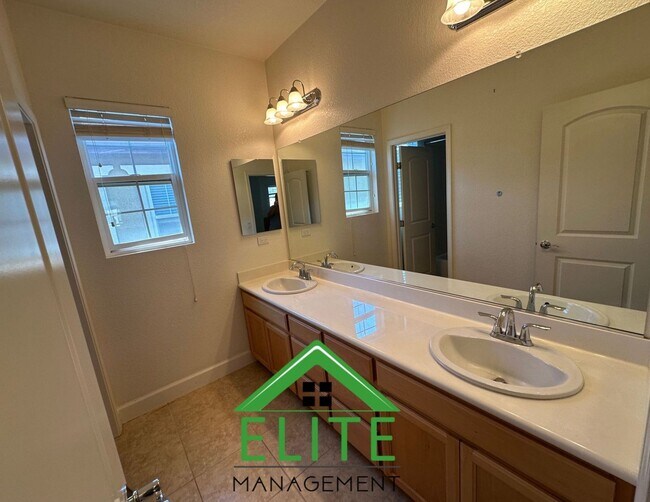Building Photo - Spacious and Stylish 4-Bedroom Home in Des...