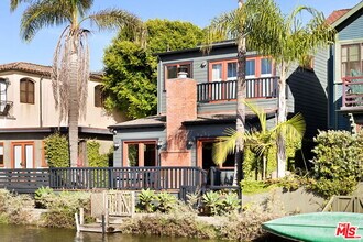 Building Photo - 432 Howland Canal