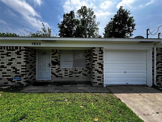 Building Photo - 1823 Rosalee St
