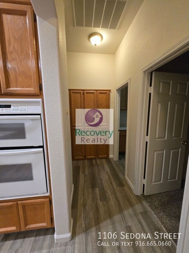 Building Photo - 1106 Sedona St