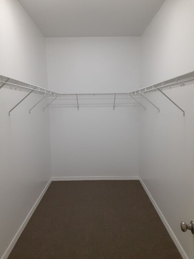 Building Photo - Move In Special