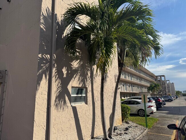 Building Photo - 725 Lori Dr