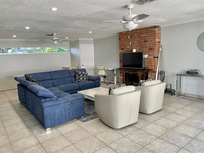 Building Photo - 156 NE 20th Ct