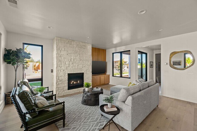 Building Photo - Exquisite Town home living: Bends desirabl...