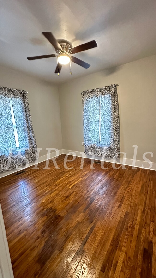 Building Photo - 1100 E 16th St