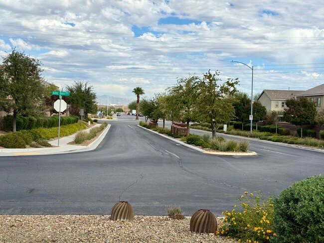 Building Photo - 4 BED, 2.5 BATH, 2 CAR-GARAGE, TWO-STORY, SINGLE FAMILY HOME FOR RENT w/ COMMUNITY POOL & SPA