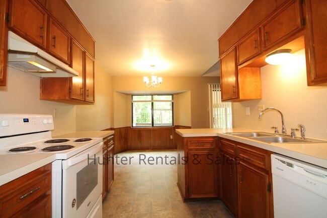 Building Photo - Country Trails Three Bedroom