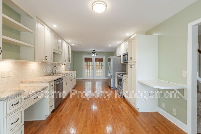 Building Photo - 5120 English Village Dr