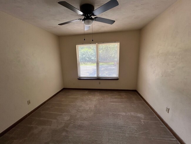Building Photo - 2/2/ Walking Distance To Capital Regional ...