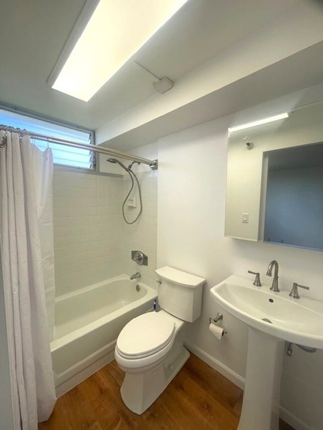 Building Photo - Renovated Studio / 1 Bath in Century Park Plaza