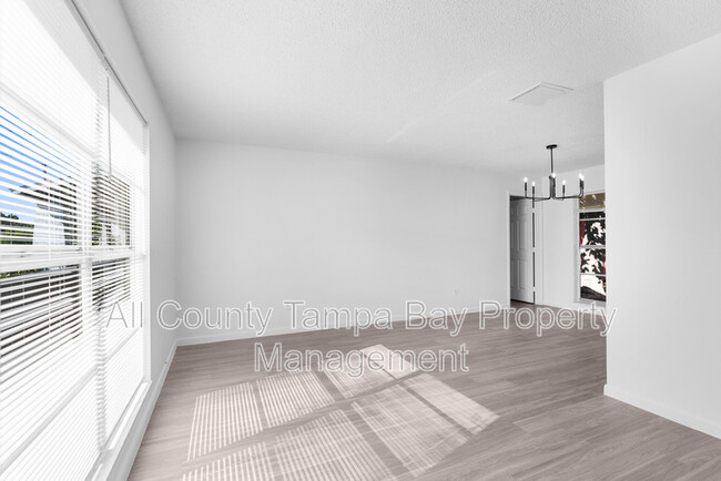 Building Photo - 905 N Newport Ave