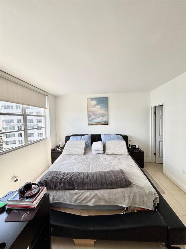 Building Photo - 801 Brickell Bay Dr