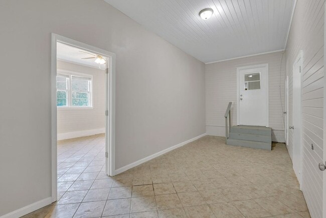 Building Photo - $500.00 OFF FIRST MONTHS RENT!!!!!