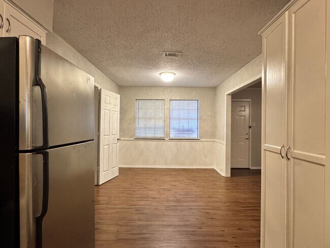 Building Photo - 405 Cypress Cir