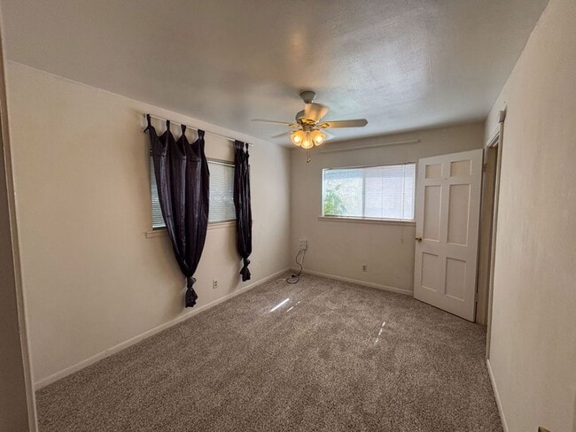 Building Photo - 2 bedroom/1 bath available for IMMEDIATE M...