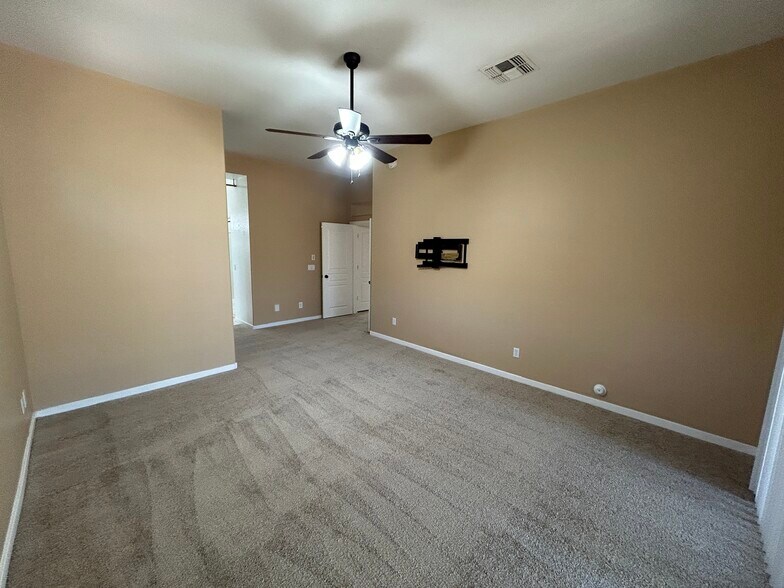 Building Photo - 2041 E Fawn Dr