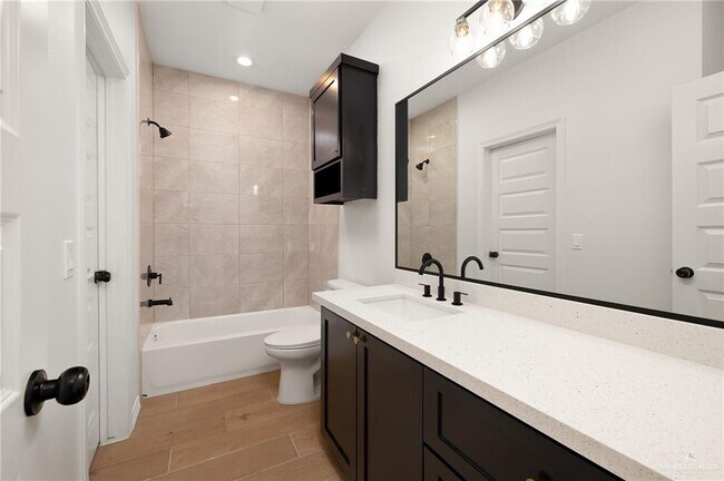 Building Photo - 13 S Links Dr