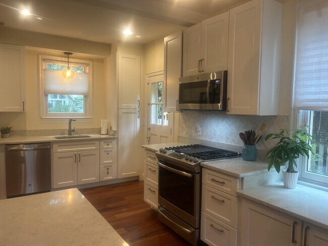Building Photo - 4825 Butterworth Pl NW