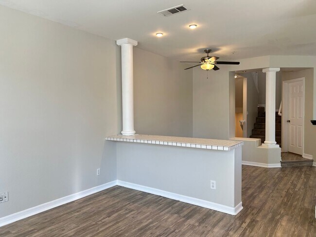 Building Photo - Updated 3 Bed/2.5 Bath Townhome in Gate Community in Anaheim