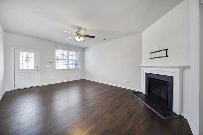 Building Photo - Beautiful 4 Bed 2 and a Half Bath Home in Charlotte!