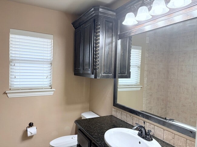 Building Photo - Large four bedroom home in Edmond