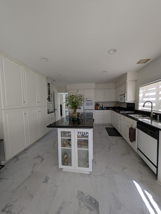 Building Photo - 42 Almond Tree Ln