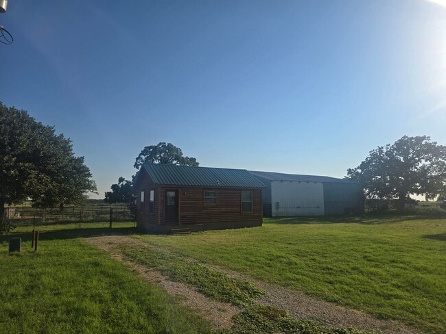 Building Photo - 1/1 LOG CABIN HORSE PROPERTY with Yard and Shed Row