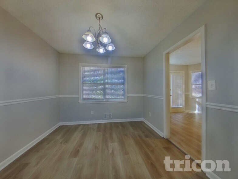 Building Photo - 172 N White Pines Dr