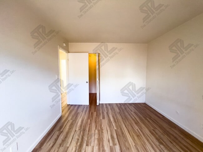 Building Photo - Two Bedroom, one bathroom, and two parking.