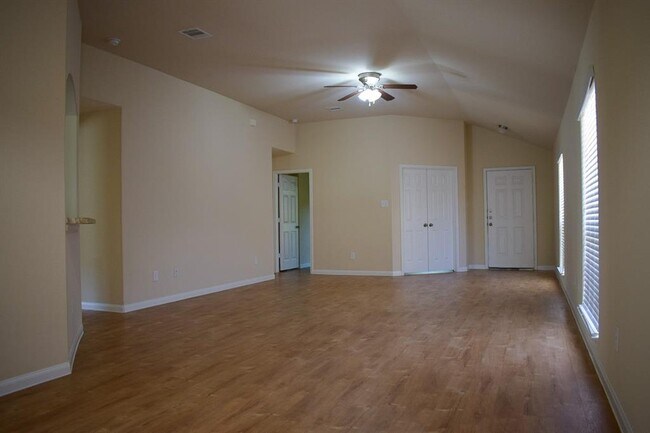 Building Photo - 13421 Raintree Dr