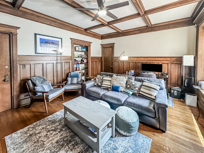 Building Photo - 559 W Surf St