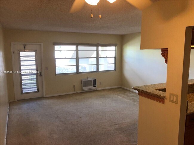 Building Photo - 93 Ventnor E