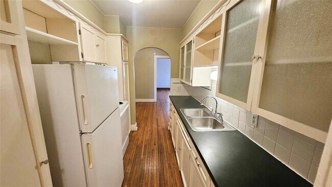 Building Photo - 2429 W Park Pl