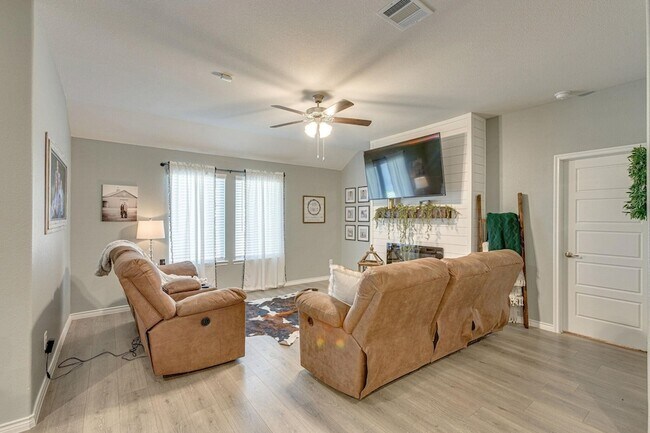 Building Photo - 125 Coyote Trl