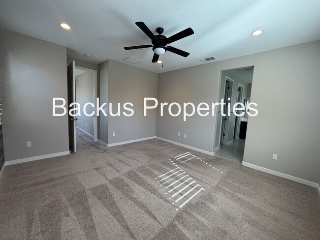 Building Photo - Three Bedroom Home in Hollister