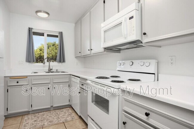 Building Photo - 820 Encinitas Blvd