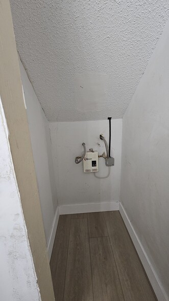 Closet - 2262 NW 59th Way