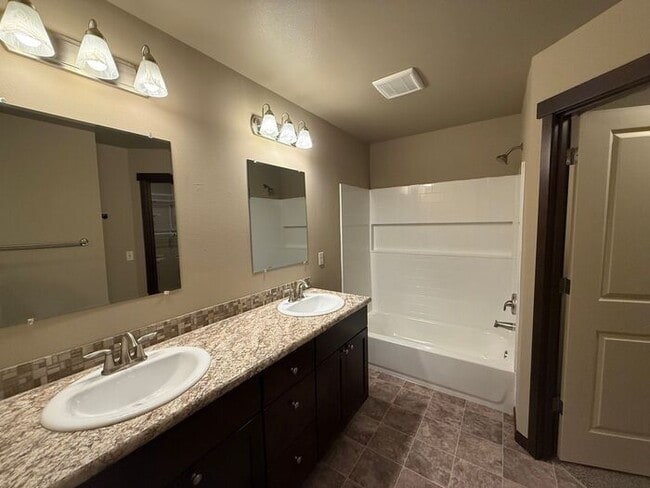 Building Photo - 713 Park Ln