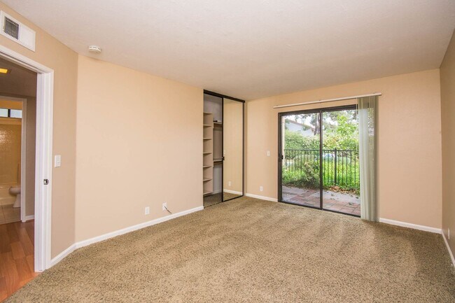 Building Photo - 3 Bedroom La Costa Home!