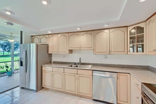 Building Photo - 5390 Woodland Lakes Dr