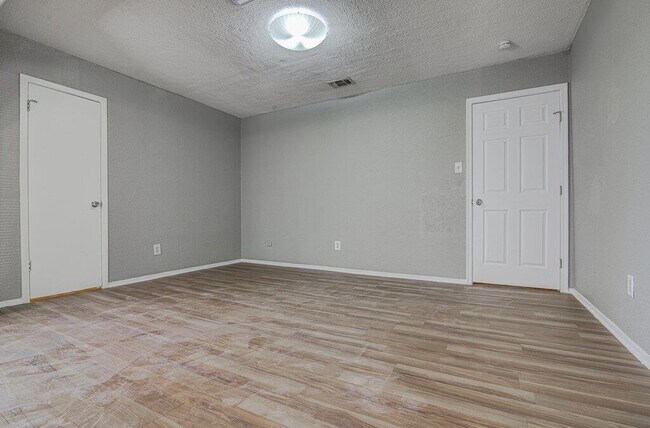 Building Photo - 1807 Briar Hill Dr